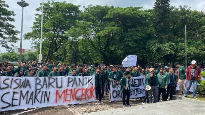 mahasiswa_usu_protes_ukt_naik_hingga_50_persen