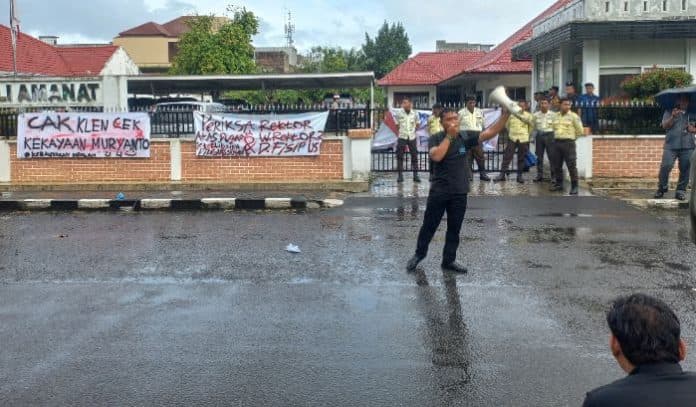 mahasiswa_usu_serbu_kantor_mwa_tuntut_rektor_diperiksa_diduga_terlibat_politik_praktis