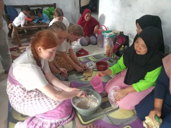 mahasiswi_asal_norwegia_belajar_buat_kue_di_pantai_labu
