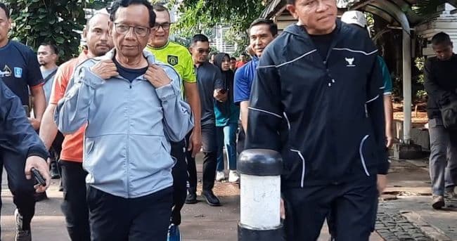 mahfud_md_jalan_pagi_bareng_staf_di_hari_terakhir_sebagai_menko_polhukam