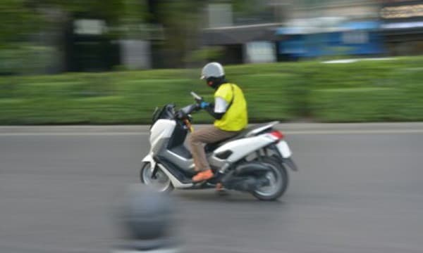 main_handphone_saat_berkendara_bisa_kena_sanksi_pidana