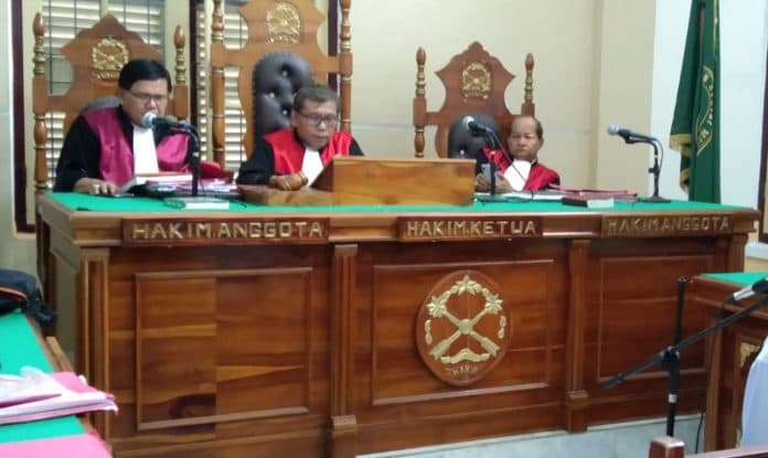 main_handphone_saat_sidang_hakim_marah_difoto_wartawan