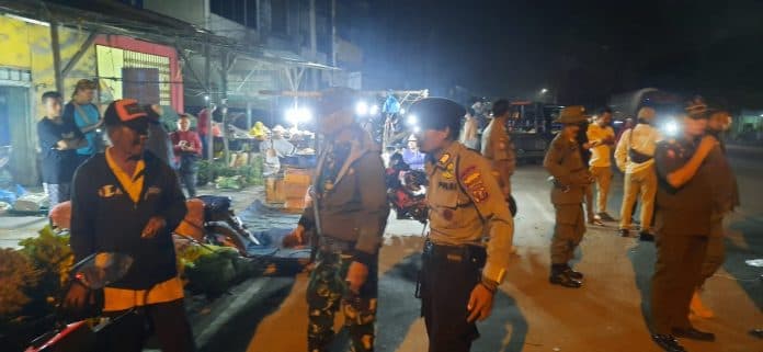 makan_badan_jalan_polsek_sunggal_tertibkan_pkl_pajak_kampung_lalang