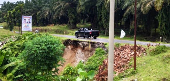 makan_korban_jalan_longsor_tanah_jawa_belum_diperbaiki