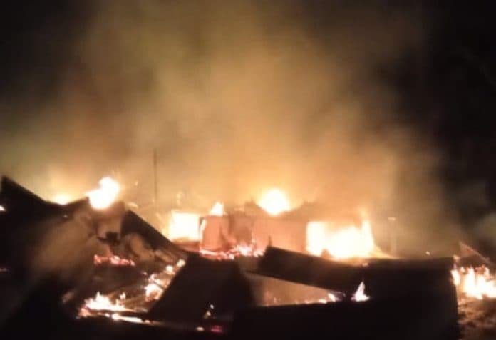 malam_hari_dua_rumah_di_pabatu_dolok_merawan_terbakar