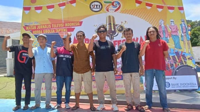 malam_ini_12_musisi_grup_band_tampil_di_alun_alun_pandan_tapteng