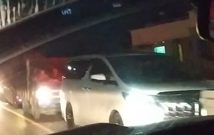 malam_ini_jalur_lalu_lintas_menuju_wisata_berastagi_alami_kemacetan