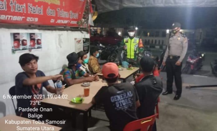 malam_minggu_satgas_covid_19_monitoring_prokes_di_sejumlah_warung_di_balige