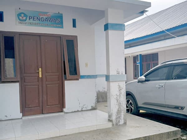 maling_beraksi_di_parkiran_kantor_pengawas_disdik_deli_serdang_asn_sibuk_main_kartu