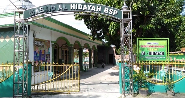 maling_berjejak_lumpur_beraksi_di_perumahan_bsp_sikat_hp_dan_vacum_cleaner_mesjid