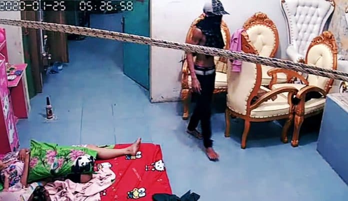 maling_masuk_rumah_terekam_cctv_di_teluknibung