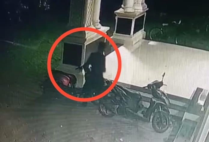maling_sepeda_motor_beraksi_saat_jamaah_masjid_salat_subuh
