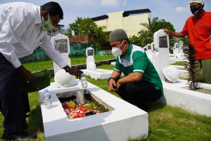 manajemen_psms_medan_ziarah_ke_makam_mantan_pemain_dan_pengurus