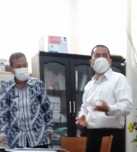 manajer_bos_afirmasi_dan_kinerja_diknas_deli_serdang_sodorkan_map_pada_wartawan_sejuta_itu_terimalah