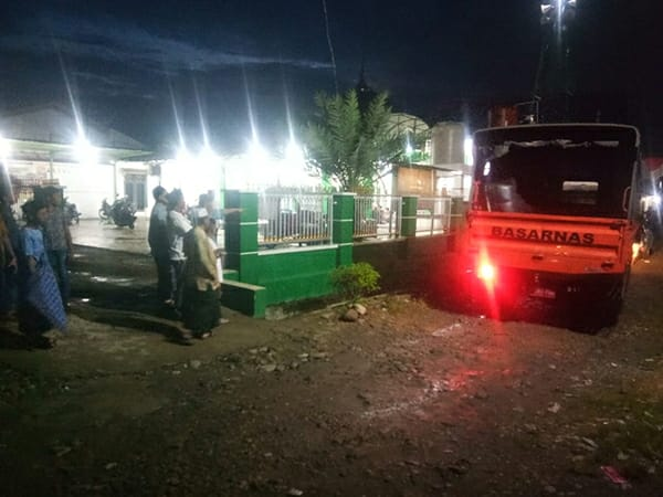 mandi_hujan_bocah_7_tahun_hanyut_di_gorong_gorong_sibiru_biru