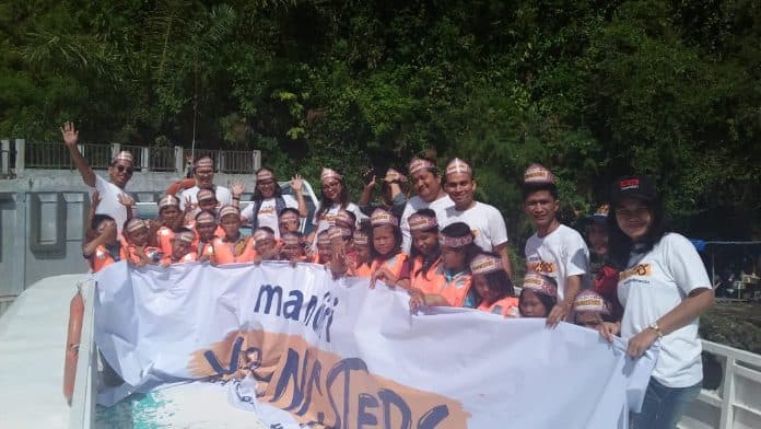 mandiri_youngster_sumbang_buku_bacaan_untuk_anak_anak_pinggiran_danau_toba