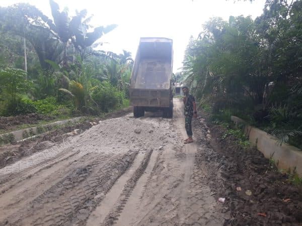manfaatkan_hari_cerah_satgas_tmmd_kodim_0204ds_kebut_penimbunan_jalan_di_bangun_purba