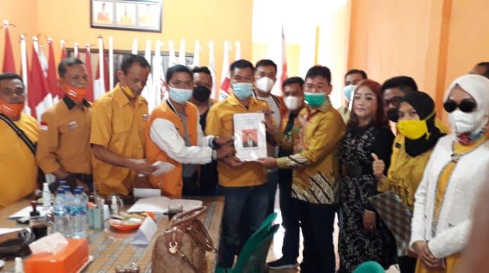 mangatas_silalahi_serahkan_berkas_balon_wawako_siantar_ke_hanura