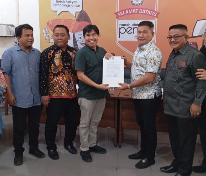 mangatas_silalahi_serahkan_nama_penggantinya_ke_kpu_siantar