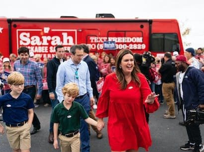 mantan_juru_bicara_gedung_putih_sarah_sanders_terpilih_menjadi_gubernur_arkansas