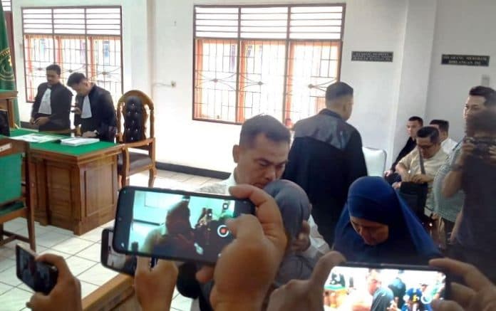 mantan_kadinkes_sumut_menangis_usai_dituntut_20_tahun_penjara