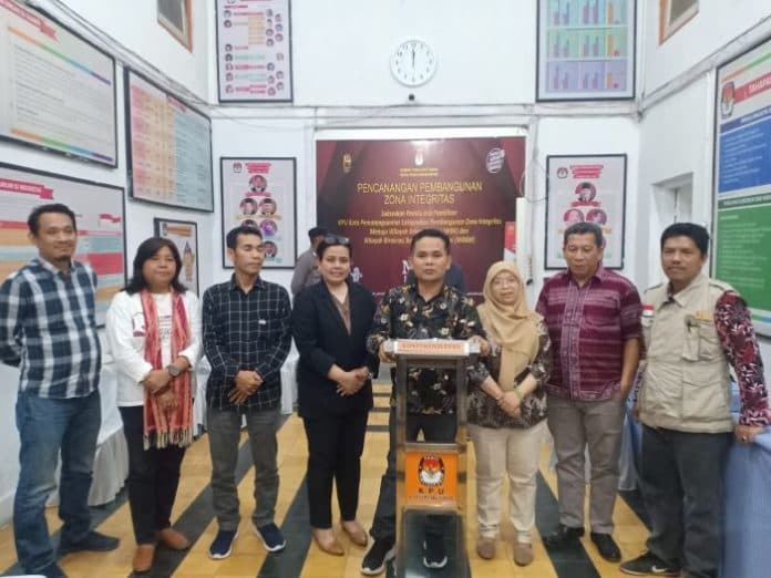 mantan_ketua_kpu_siantar_minta_komisioner_yang_baru_jaga_kekompakan