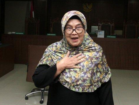 mantan_menteri_kesehatan_siti_fadilah_supari_hirup_udara_segar