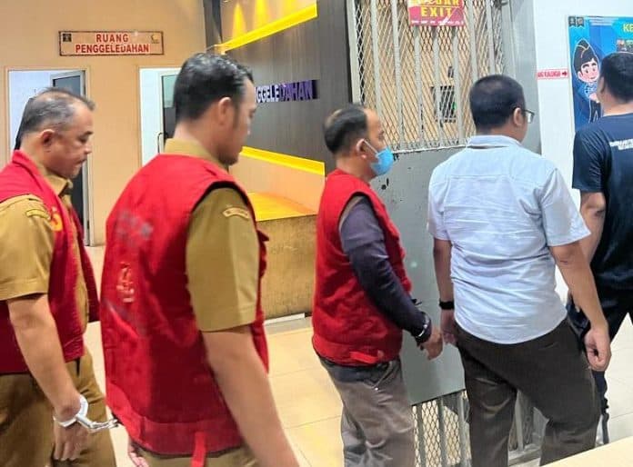 mantan_pejabat_deli_serdang_ditahan_jaksa_bersama_3_bawahannya