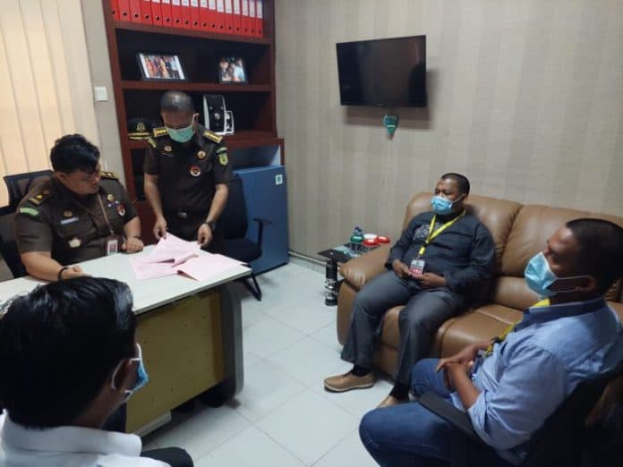 mantan_petinggi_bank_sumut_galang_ditahan_kejatisu_terkait_dugaan_korupsi_rp316_miliar