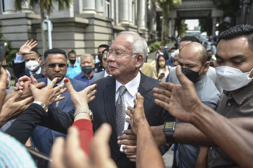 mantan_pm_malaysia_najib_razak_dihukum_12_tahun_penjara