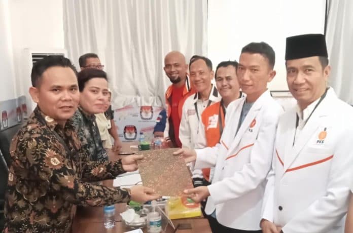 mantan_wali_kota_siantar_dampingi_pks_daftarkan_balon_anggota_dprd_ke_kpu