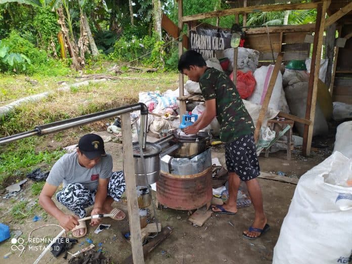 mantap_anak_siantar_ini_sulap_limbah_plastik_jadi_bbm