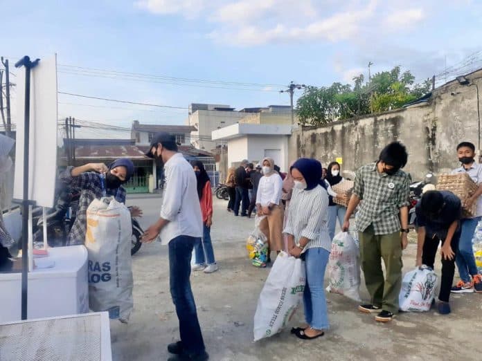 mantap_makan_dan_minum_di_kafe_medan_barat_bisa_bayar_pakai_sampah