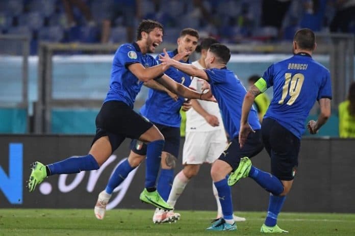 manuel_locatelli_cetak_dua_gol_italia_melaju_ke_16_besar