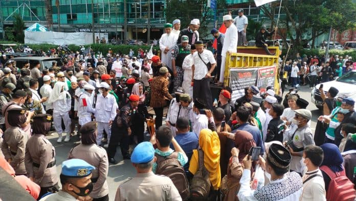 marah_uas_diusir_ribuan_umat_islam_geruduk_konjen_singapura_di_medan