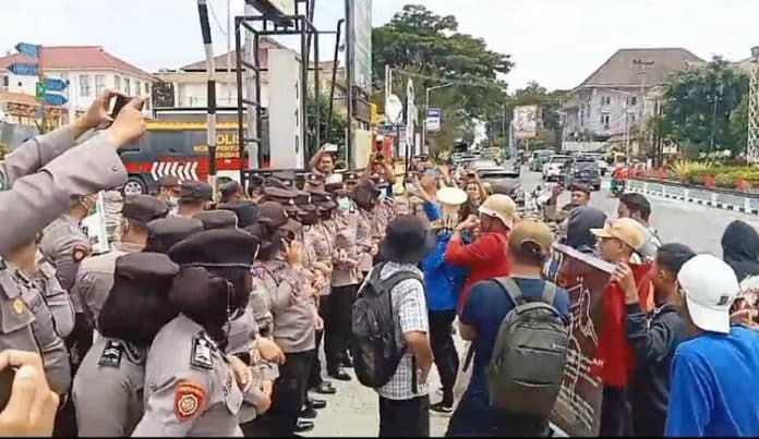 marak_peredaran_narkoba_mahasiswa_demo_dan_lempari_polres_siantar_pakai_telur