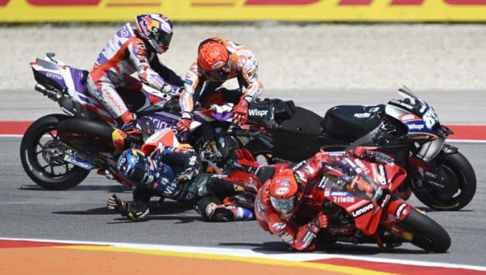 marquez_dikenakan_penalti_usai_crash_dengan_oliveira
