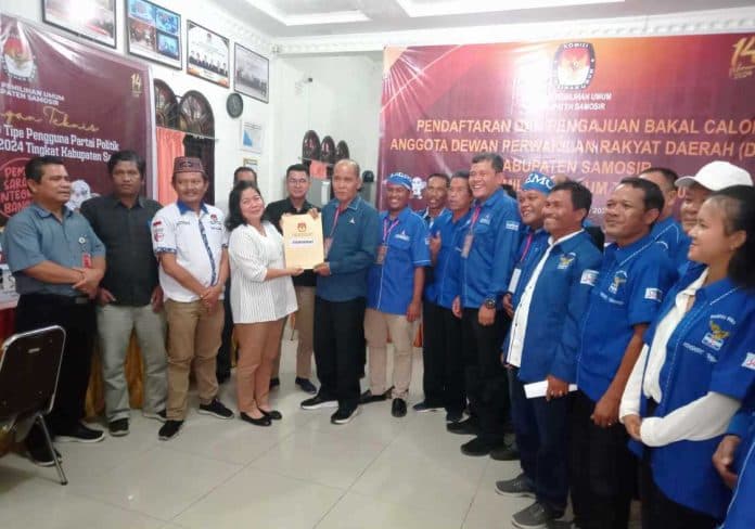 martua_sitanggang_dampingi_bacaleg_partai_demokrat_mendaftar_di_kpu_samosir