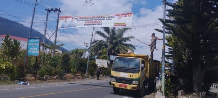 masa_tenang_pemilu_2024_panwascam_se_kabupaten_toba_bersihkan_apk