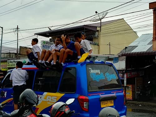 masih_banyak_sopir_angkot_yang_izinkan_penumpang_naik_di_atas_kap_mobil