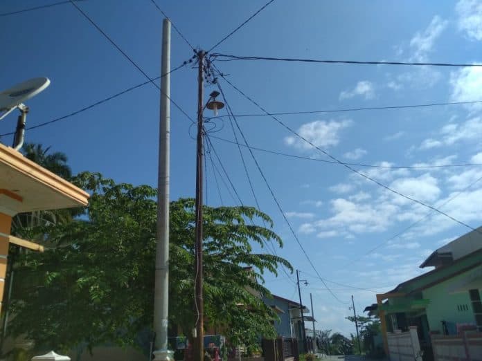 masih_pakai_tiang_listrik_besi_pln_minta_maaf