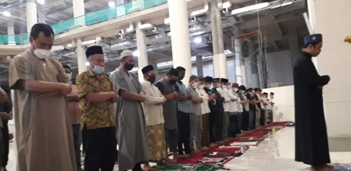 masjid_agung_medan_diuji_coba_ratusan_warga_gelar_solat_jemaah_perdana