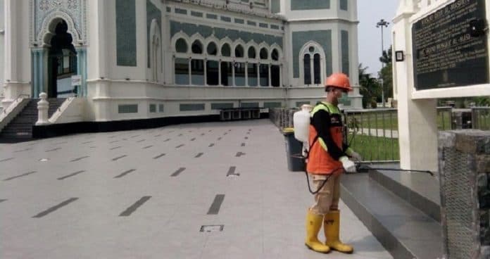 masjid_raya_medan_disemprot_disinfektan_jelang_salat_jumat