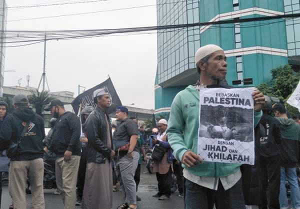 massa_aksi_bela_palestina_serukan_khilafah_di_depan_konsulat_as