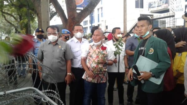 massa_aksi_unjuk_rasa_damai_di_depan_dprd_sumut_tabur_bunga_depan_kawat_duri