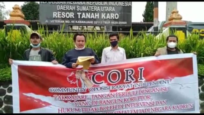 massa_cori_serahkan_bukti_dugaan_korupsi_pemkab_karo_ke_polres