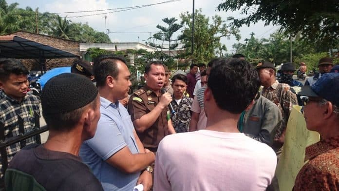 massa_desak_usut_dugaan_ijazah_palsu_kades_lubuk_hulu