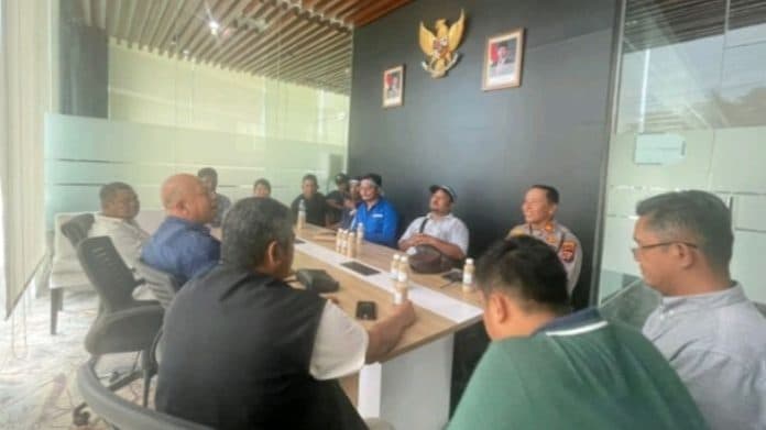 massa_federasi_supir_truk_peti_kemas_belawan_tuntut_pt_pelindo_tingkatkan_pelayanan