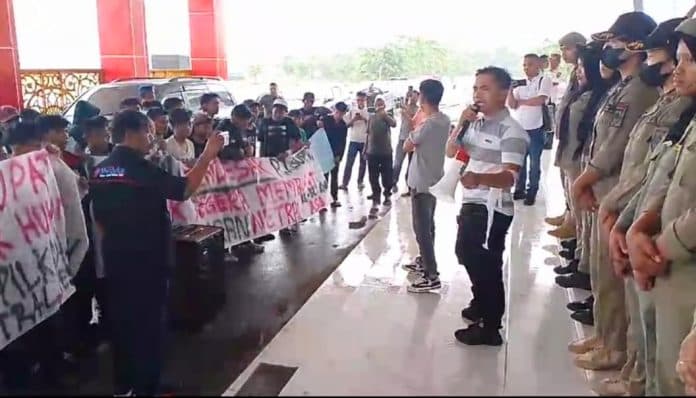 massa_gap_sumut_tuding_ketidaknetralan_pj_bupati_batu_bara_jelang_pilkada_2024