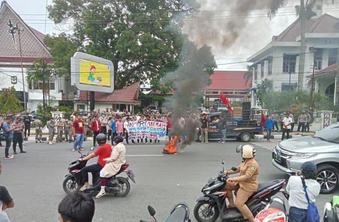 massa_gelar_aksi_bakar_ban_bekas_di_depan_pintu_gerbang_kantor_wali_kota_siantar